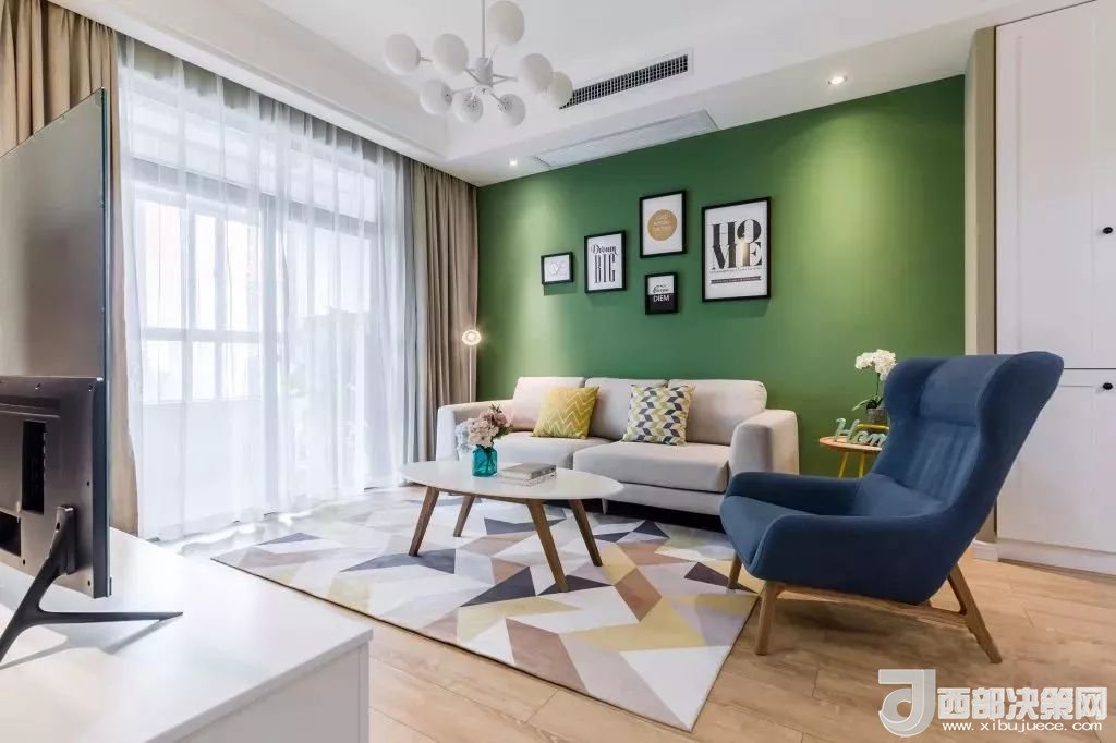 沙發(fā)背景墻選對裝飾畫，才能美了整個客廳空間！