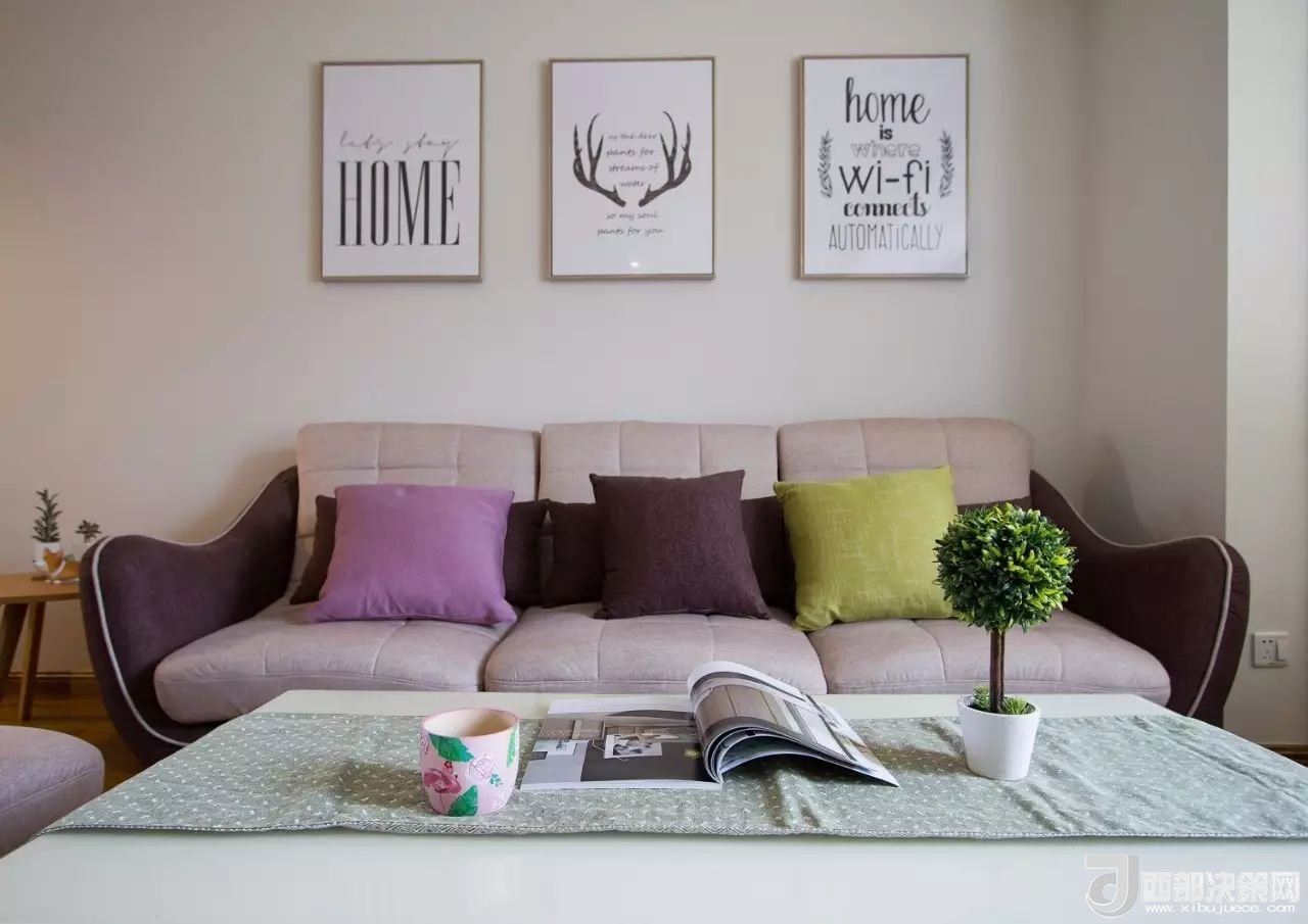 沙發(fā)背景墻選對裝飾畫，才能美了整個客廳空間！