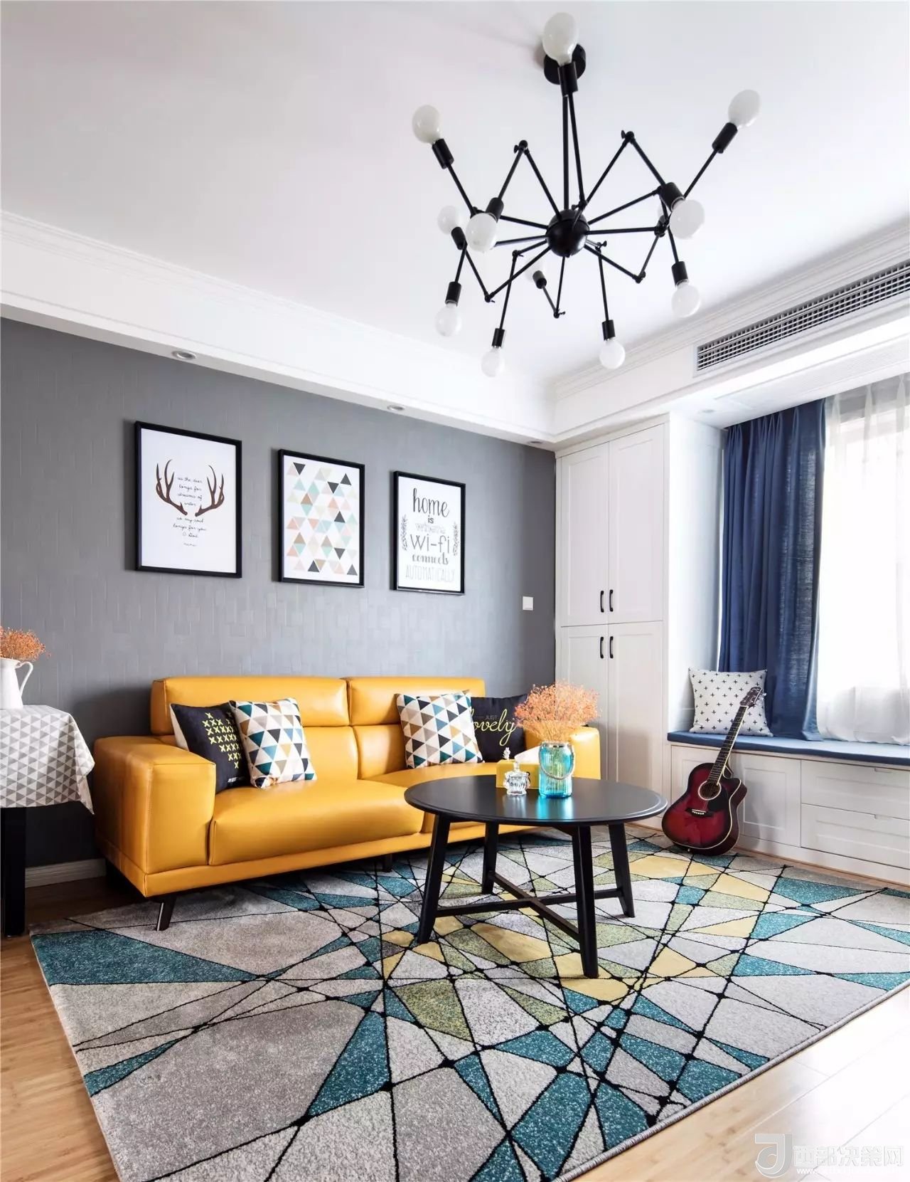 沙發(fā)背景墻選對裝飾畫，才能美了整個客廳空間！