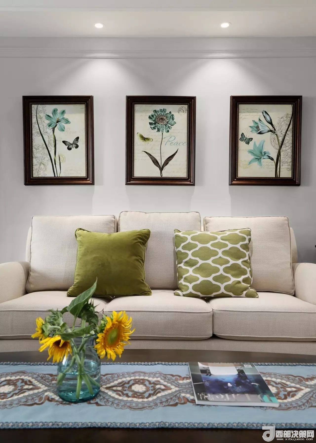 沙發(fā)背景墻選對裝飾畫，才能美了整個客廳空間！