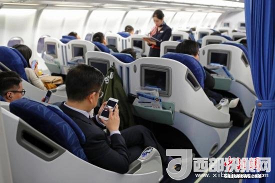 在東航MU5137航班上，旅客全程在飛行模式下可以使用手機(jī)。殷立勤 攝