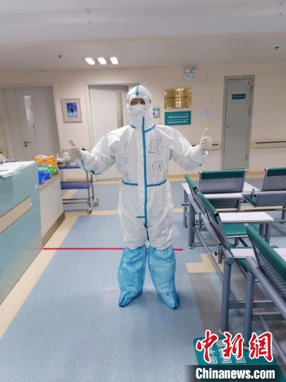 徐陶在工作中。四川援助湖北醫(yī)療隊(duì)供圖