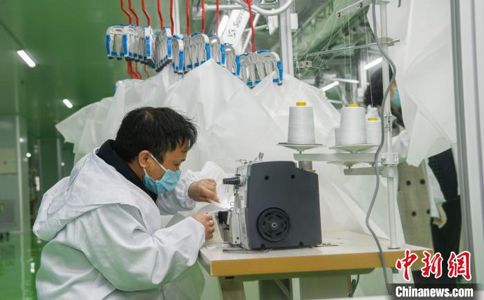 工人生產(chǎn)防護(hù)服，保障抗疫物資供應(yīng)。廣安市委宣傳部供圖