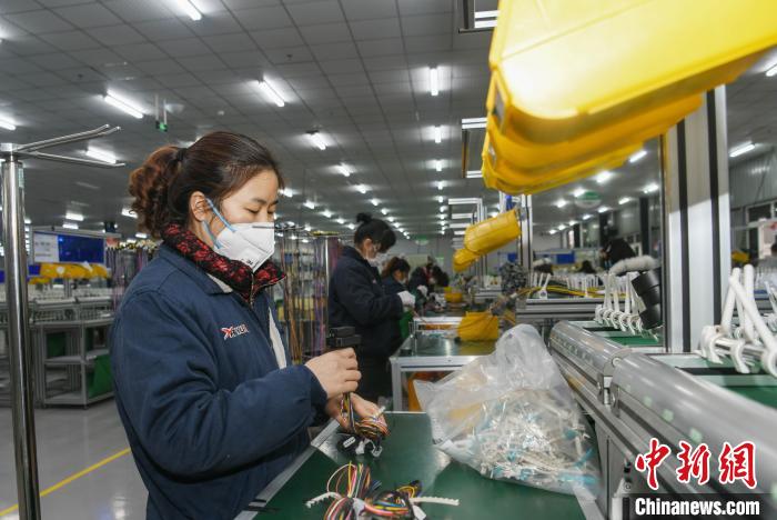 工人戴著口罩搶抓生產(chǎn)。　康建林 攝