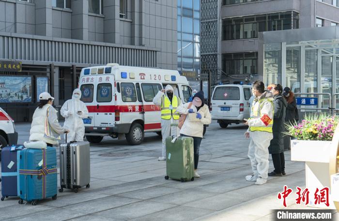 圖為呼和浩特車站“外防輸入”?！∠牧?攝