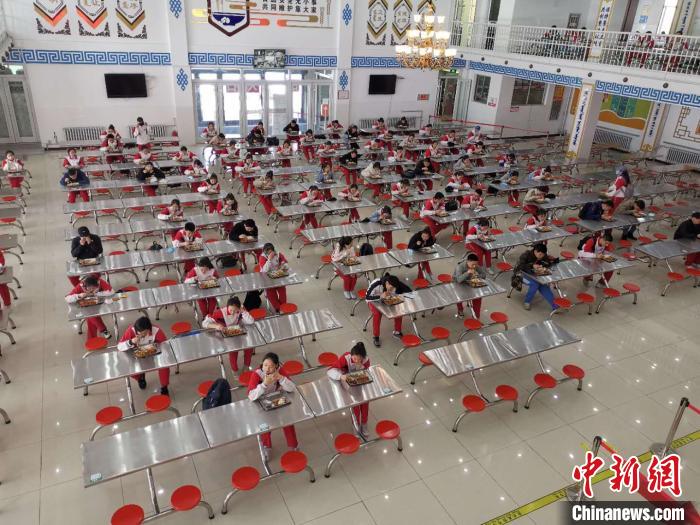 圖為學(xué)生們?cè)谑程镁筒汀！鯆I娜 攝