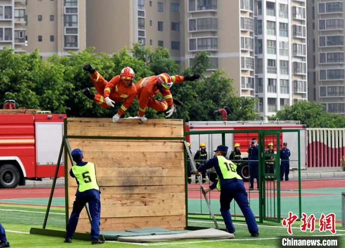 新消防員進(jìn)行消防障礙接力操展示?！⒅铱?攝