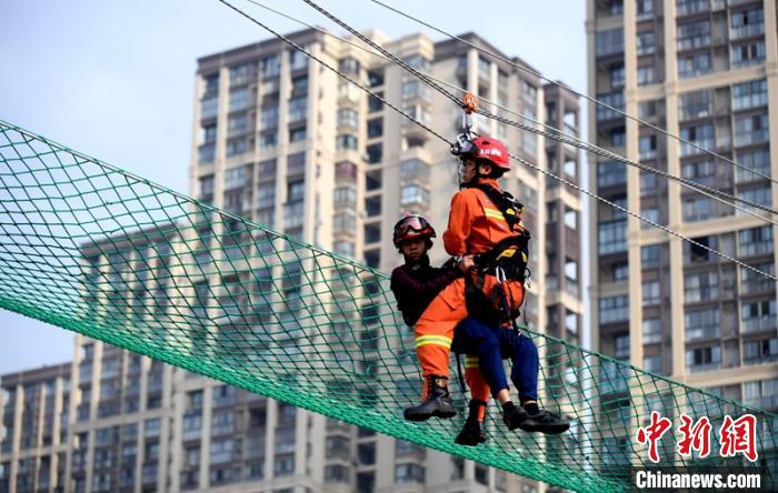 新消防員進(jìn)行T型救援操展示?！⒅铱?攝