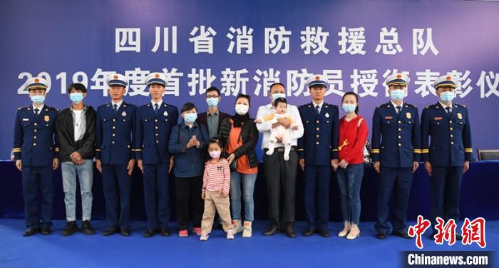 3名新消防員與親人現(xiàn)場見證授銜儀式?！⒅铱?攝