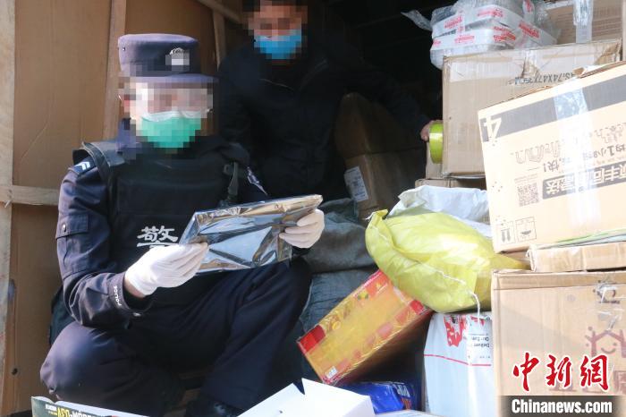 圖為勐康邊檢站民警在對快遞運輸車輛進行例行檢查?！钐?攝