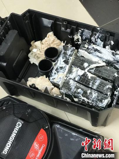 圖為臨滄邊境管理支隊從音響中查獲毒品。　劉永青 攝