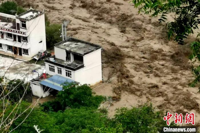 洪水淹沒房屋?！〉ぐ托峁?攝