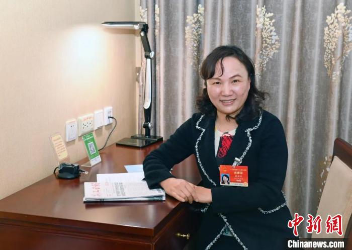 全國人大代表，浙江省臺州市椒江區(qū)大陳實(shí)驗(yàn)學(xué)校校長、黨支部書記翁麗芬 蔡榮章 攝