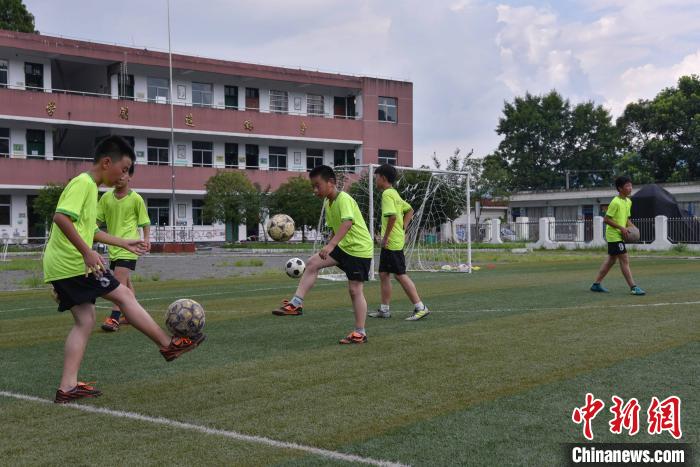 人大代表呼吁篩查防控青少年頸椎、脊柱等健康問題