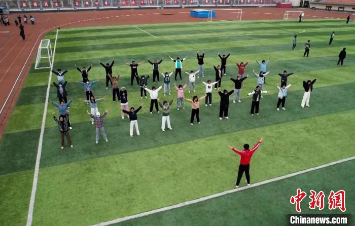 寧夏大學(xué)校園內(nèi)，學(xué)生跟隨老師練習(xí)八段錦。 謝宇 攝