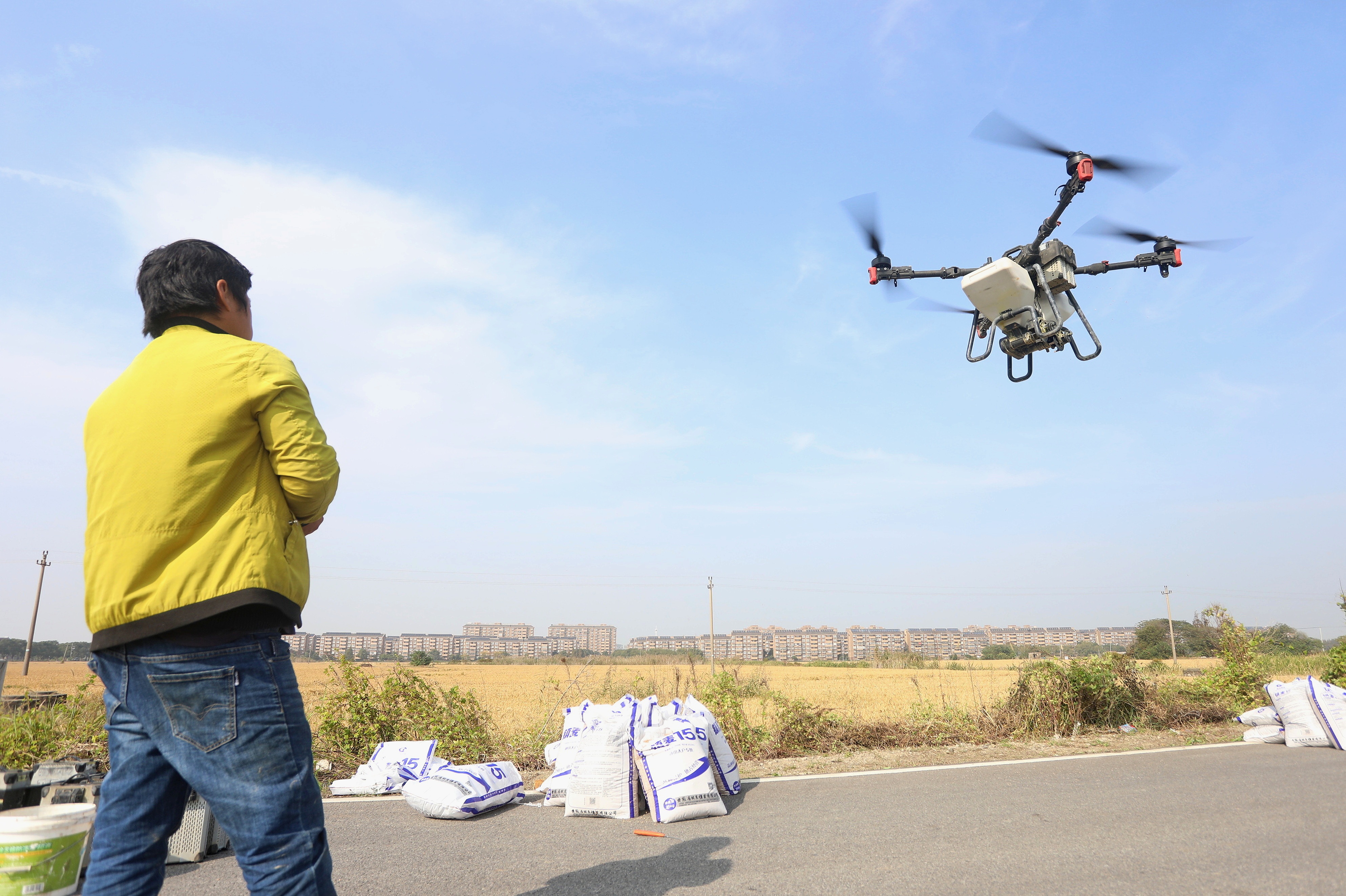 2023年11月15日，浙江嘉興，南湖區(qū)七星街道一處農(nóng)田里，農(nóng)民操縱無(wú)人機(jī)進(jìn)行冬小麥飛播。