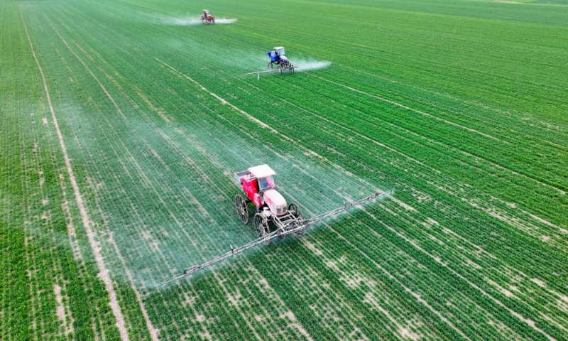 2024年2月18日，安徽省亳州市，利辛縣紀(jì)王場(chǎng)鄉(xiāng)孫老家村麥田，農(nóng)民駕駛自走式高桿噴霧機(jī)對(duì)小麥進(jìn)行噴藥作業(yè)。